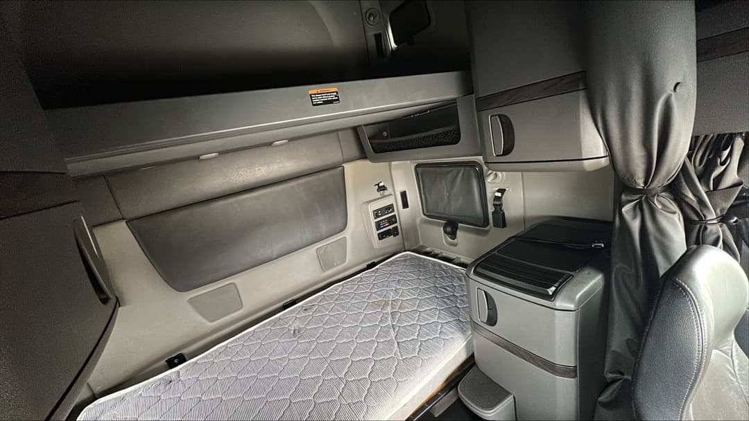 2023 International LT — photo 12