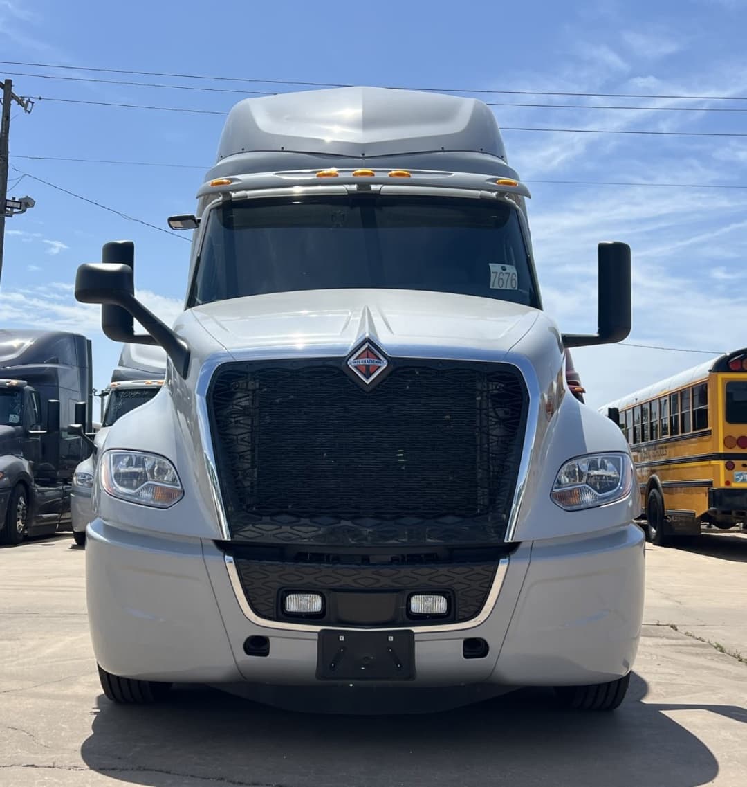 2025 International LT — photo 2