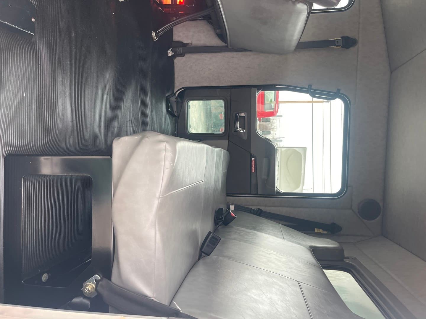 2010 Kenworth T370 — photo 9