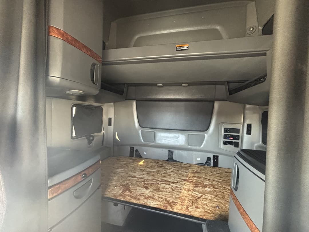 2022 International LT — photo 7