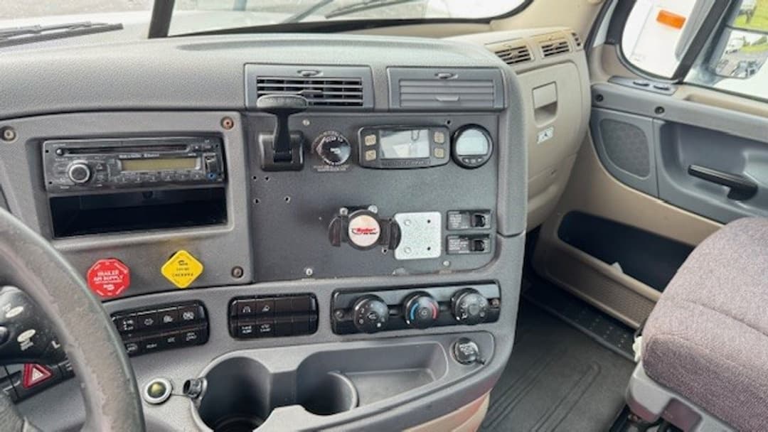 2017 Freightliner Cascadia — photo 11