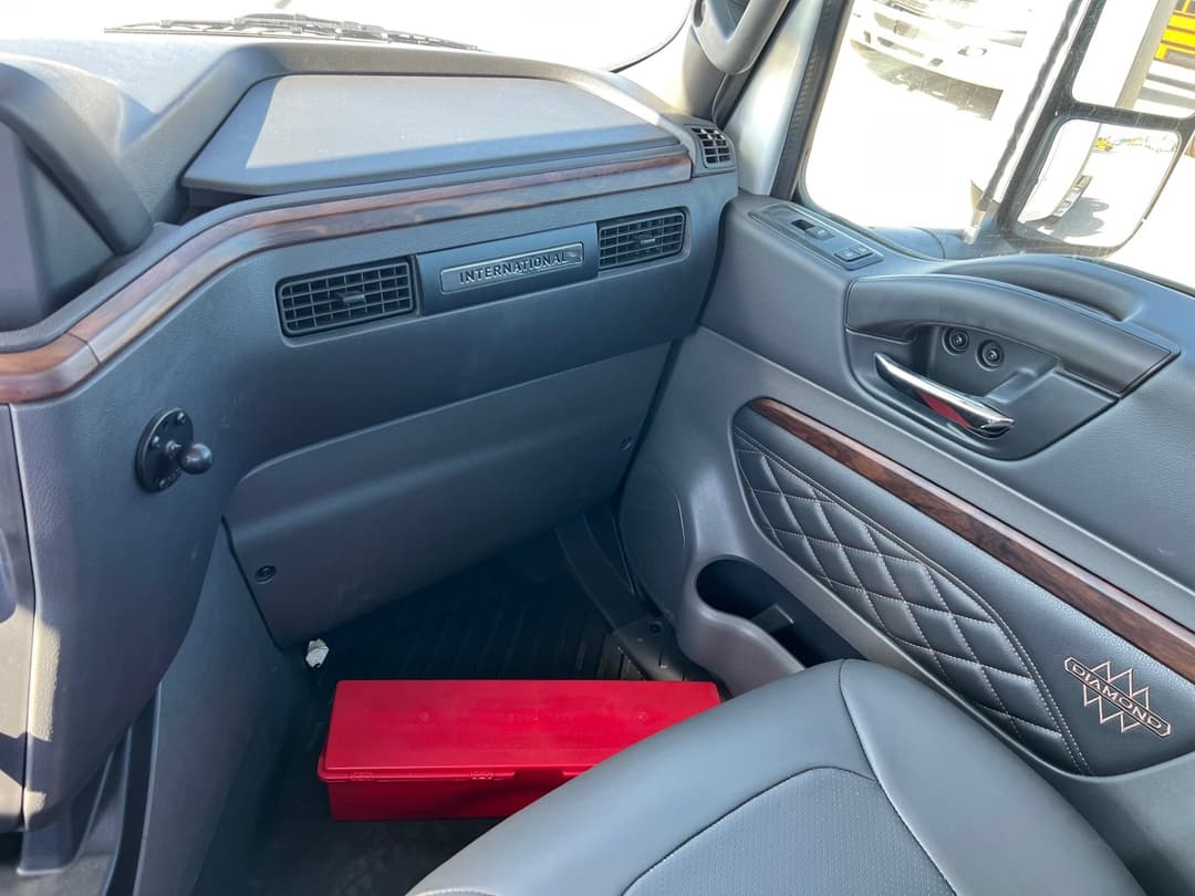 2025 International LT — photo 14