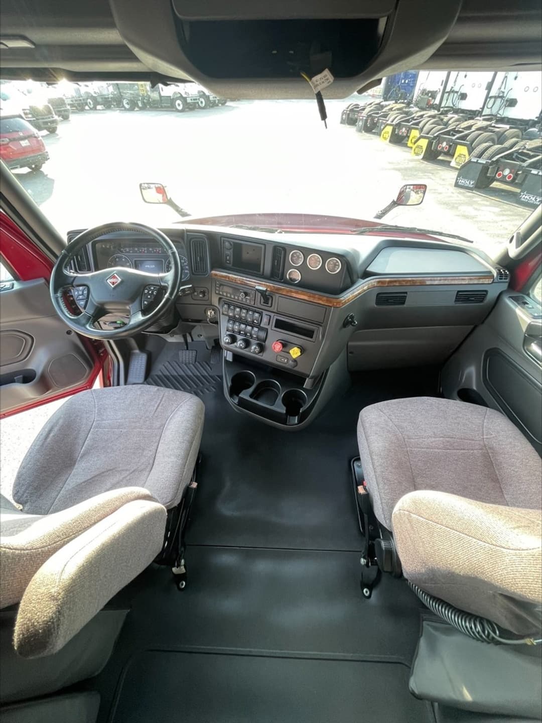 2022 International LT — photo 5