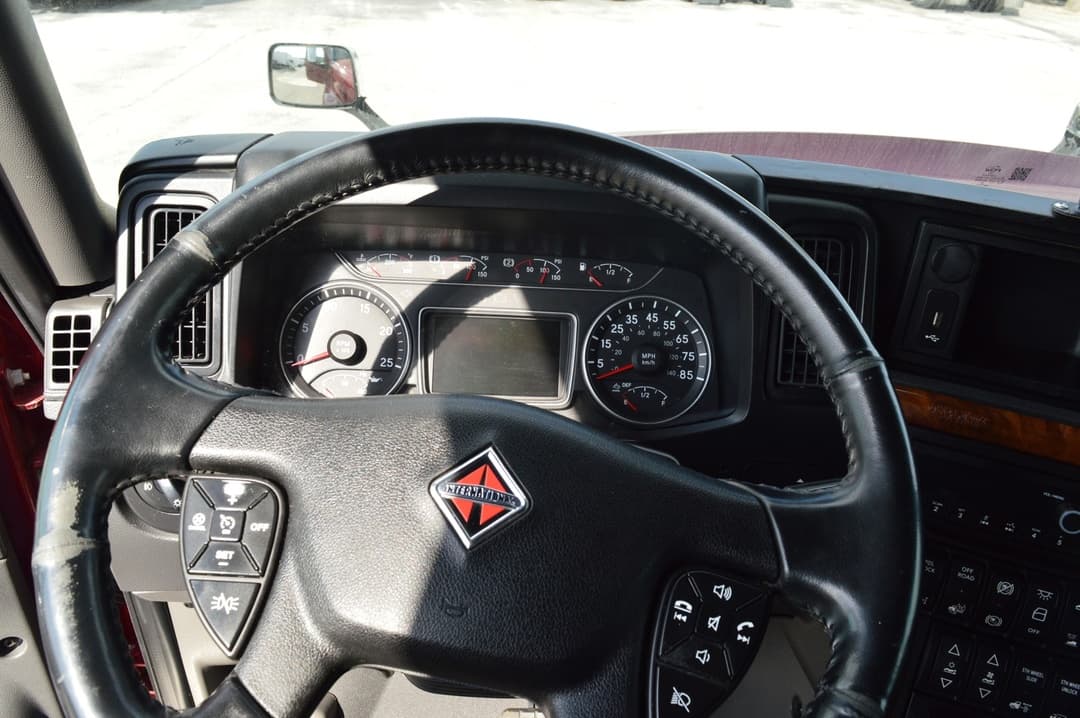 2022 International LT — photo 11