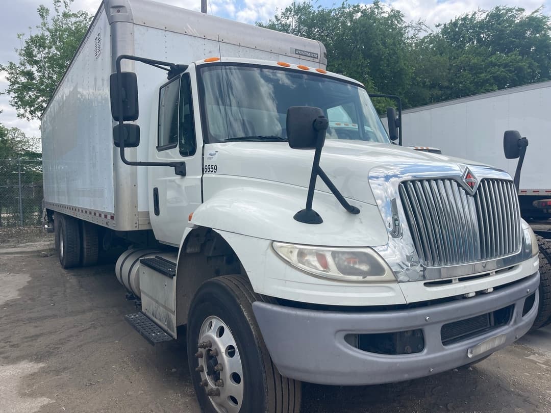 2017 International 4300 — photo 2