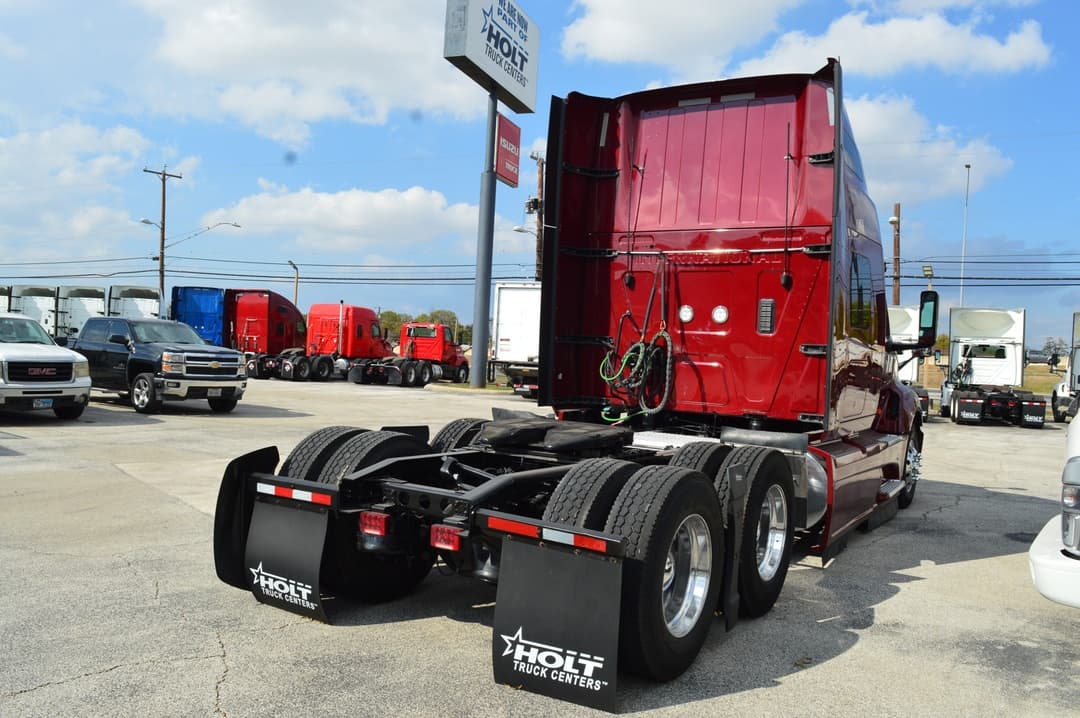 2022 International LT — photo 4