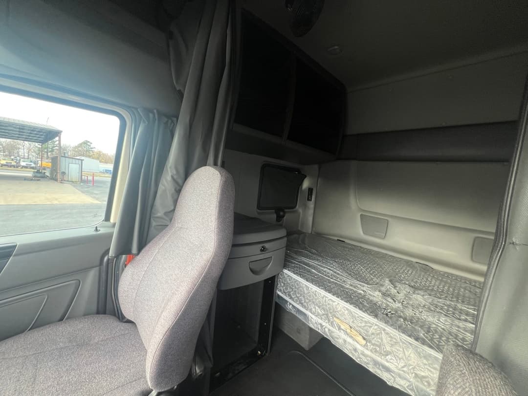 2022 International LT — photo 2