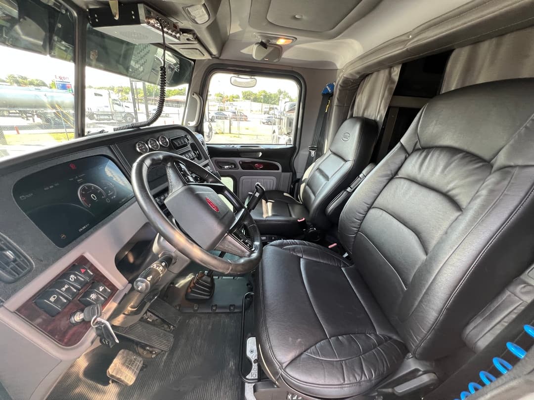 2023 Peterbilt 389 — photo 9