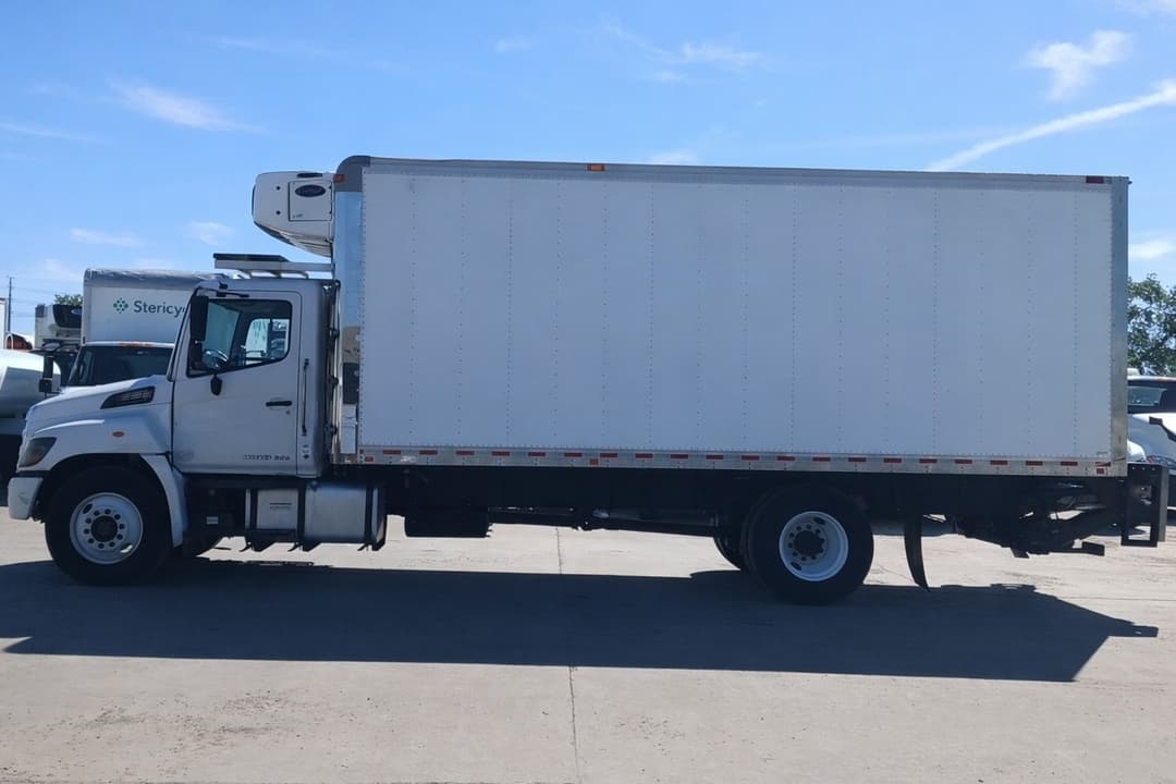 2020 Hino 268 — photo 2