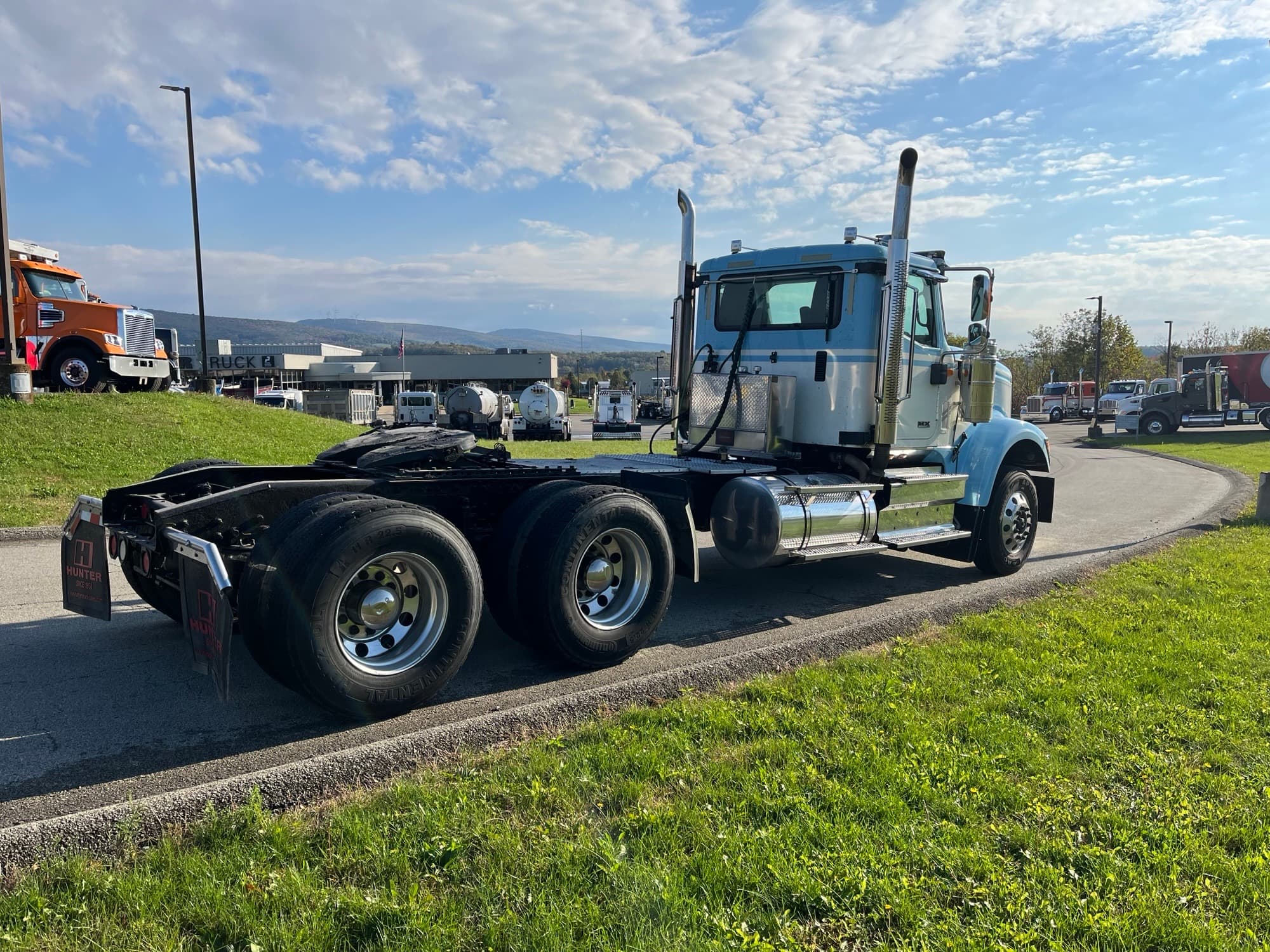 2018 International HX — photo 4