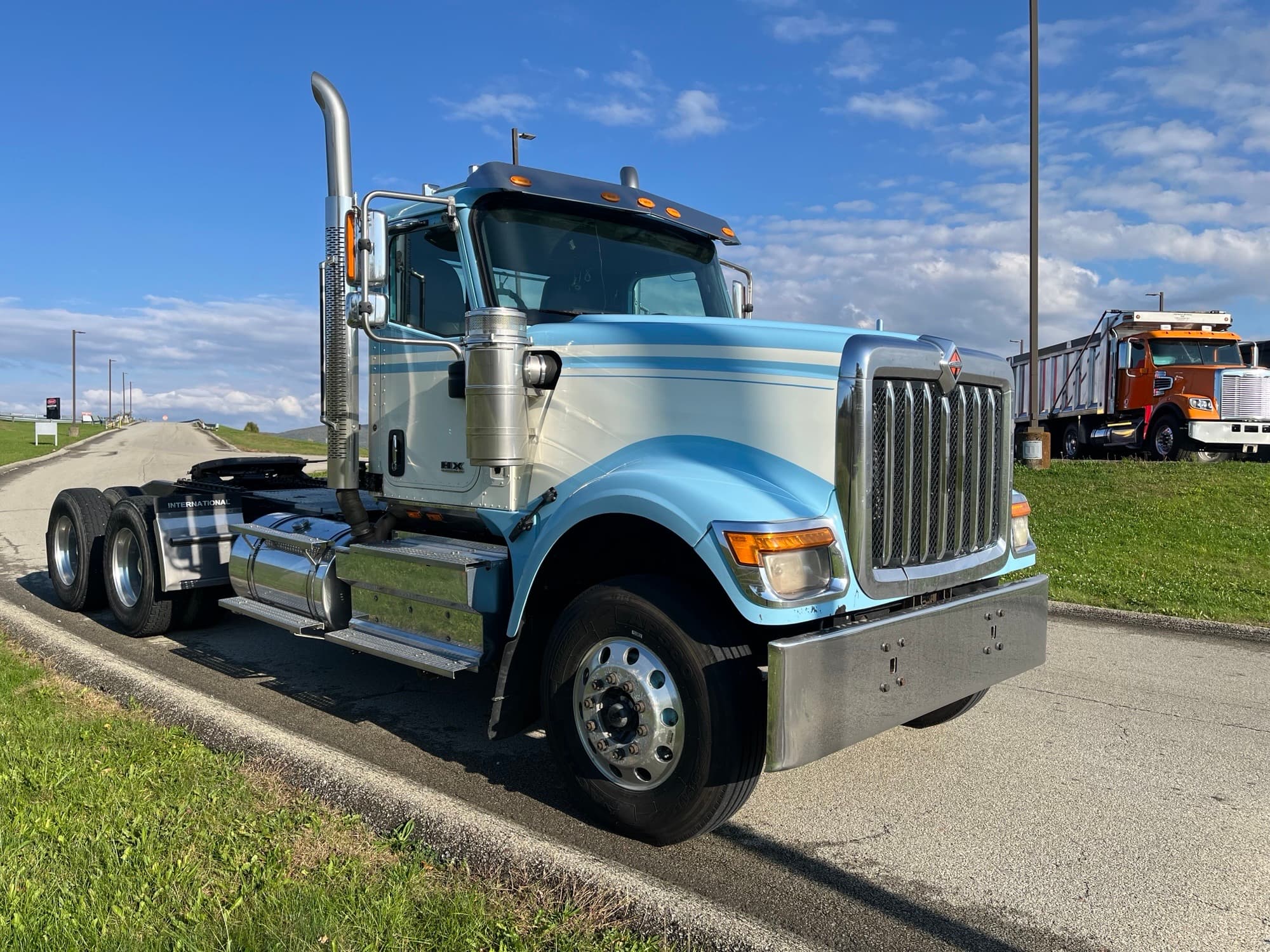 2018 International HX — photo 5