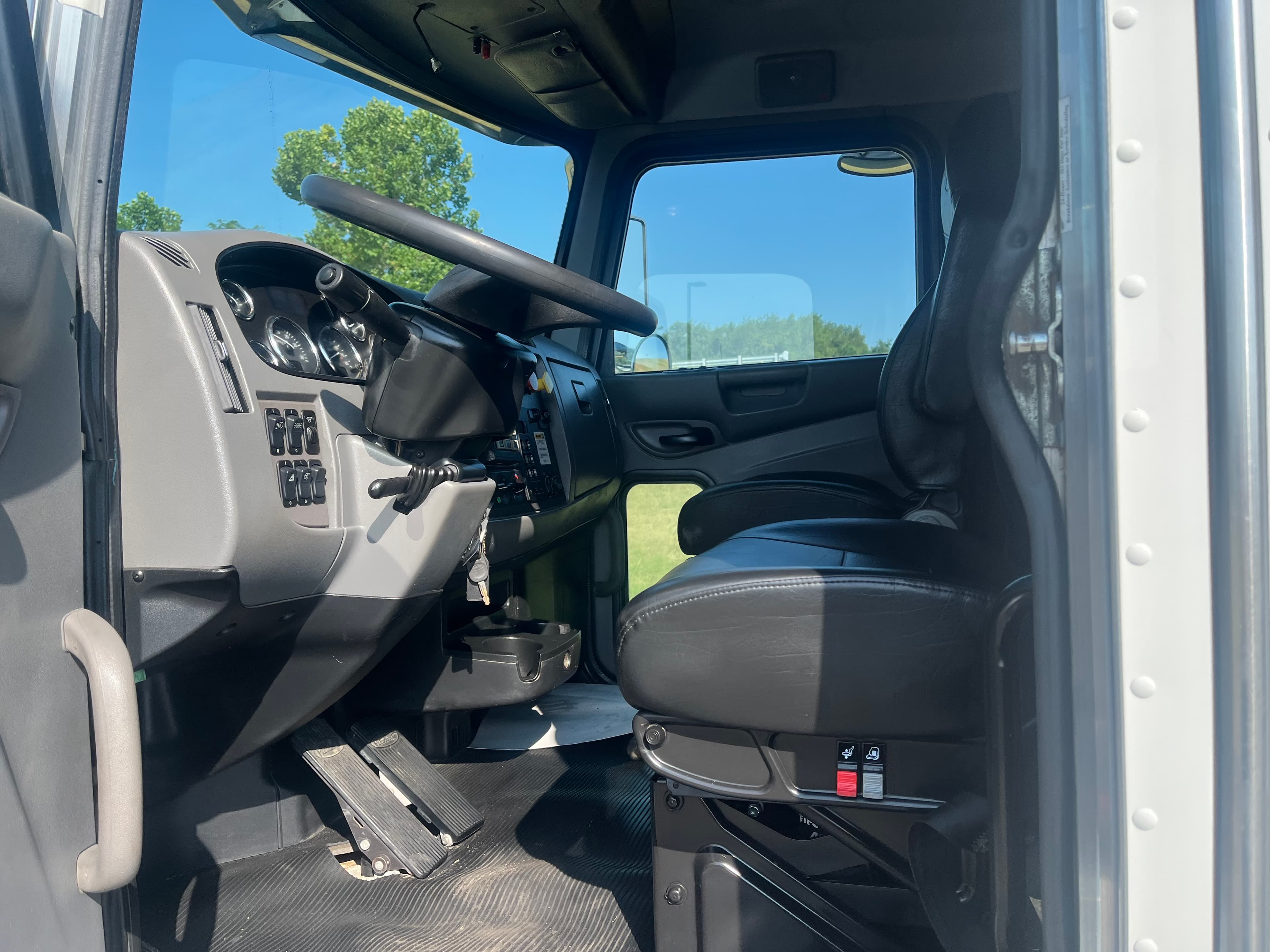 2017 Peterbilt 337 — photo 16