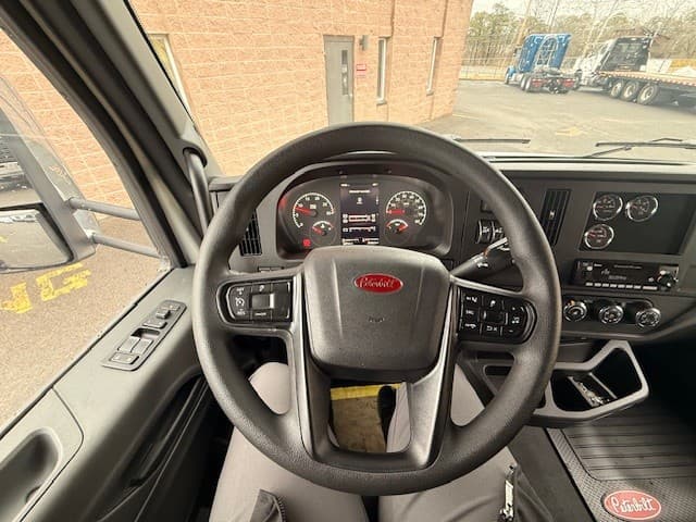 2025 Peterbilt 548 — photo 8