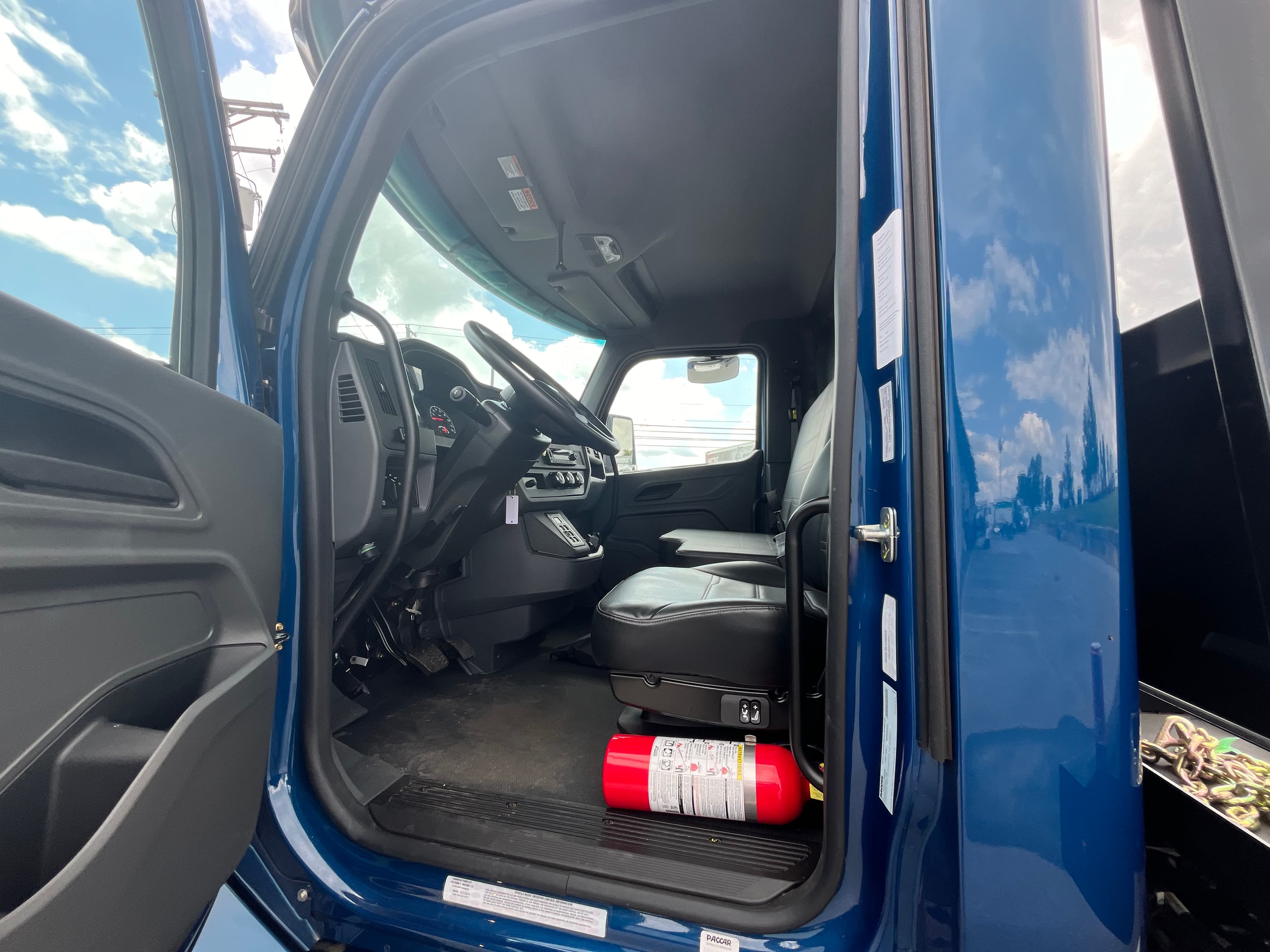 2025 Peterbilt — photo 9