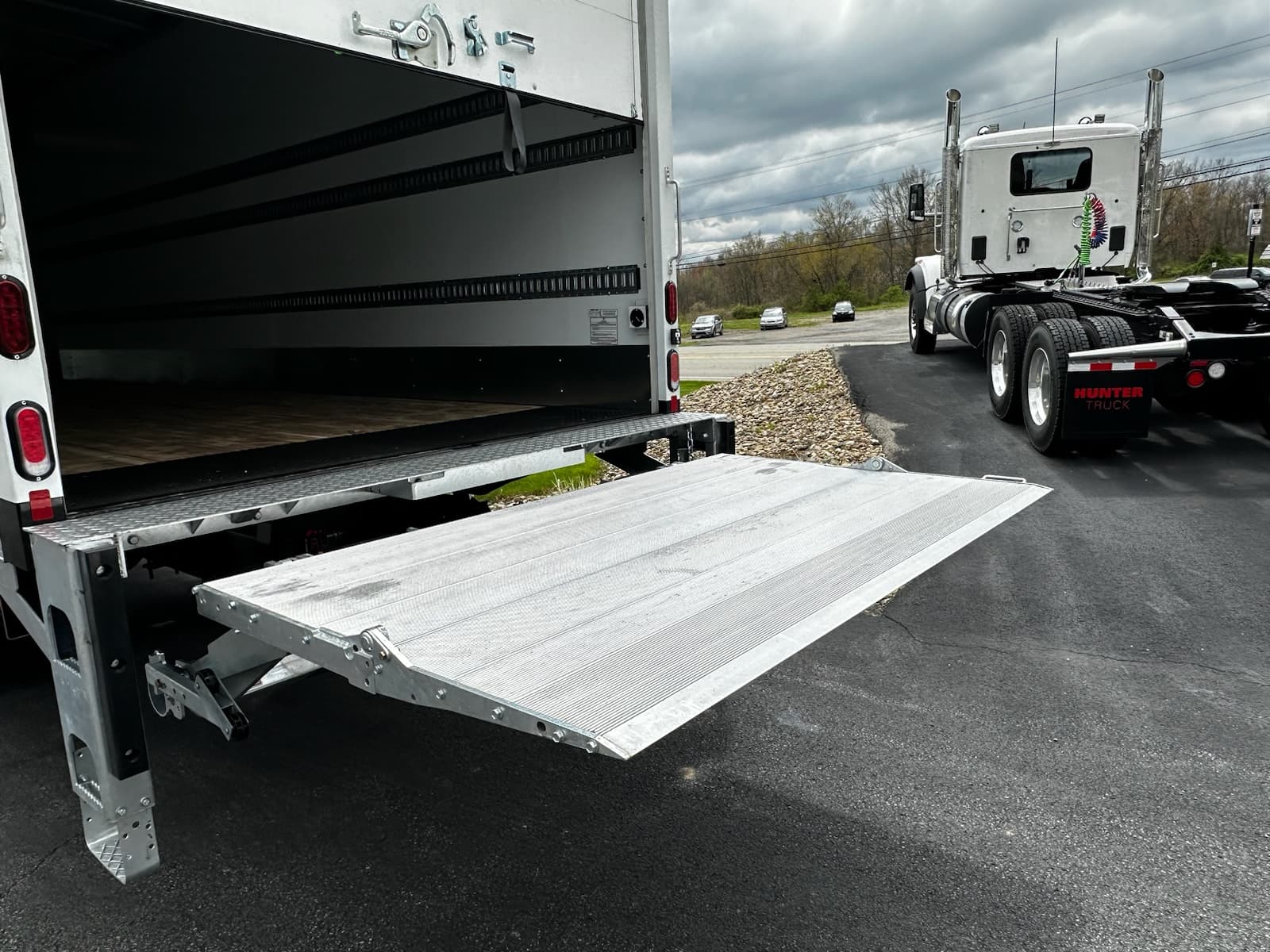 2025 Peterbilt 220EV — photo 8