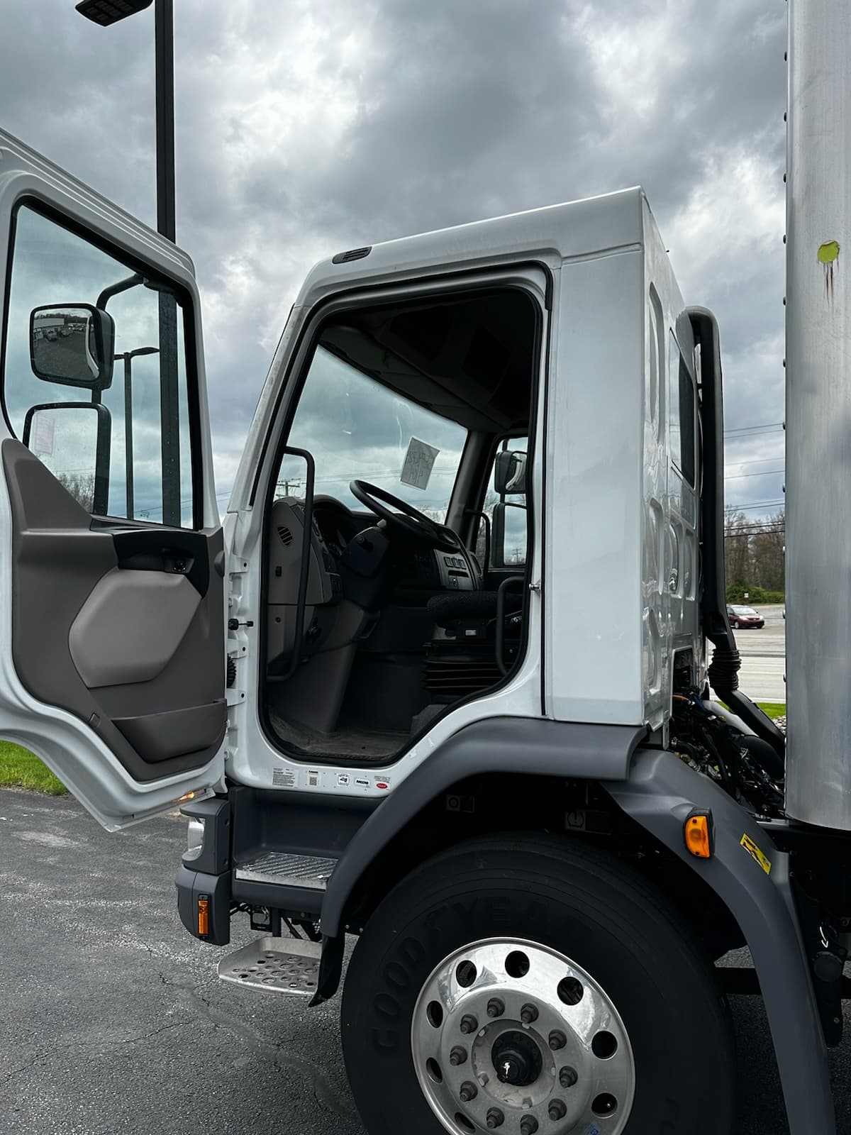 2025 Peterbilt 220EV — photo 13