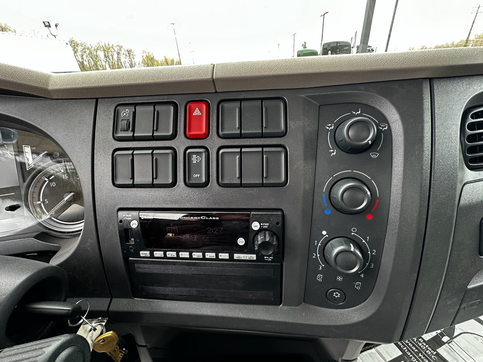 2025 Peterbilt 220EV — photo 16