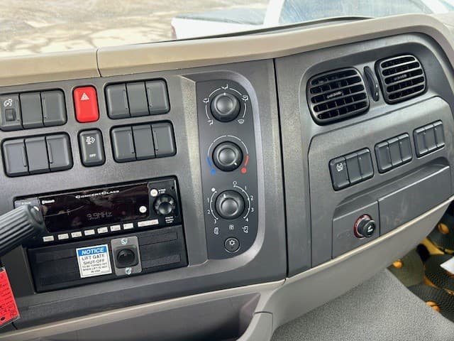 2025 Peterbilt 220EV — photo 4