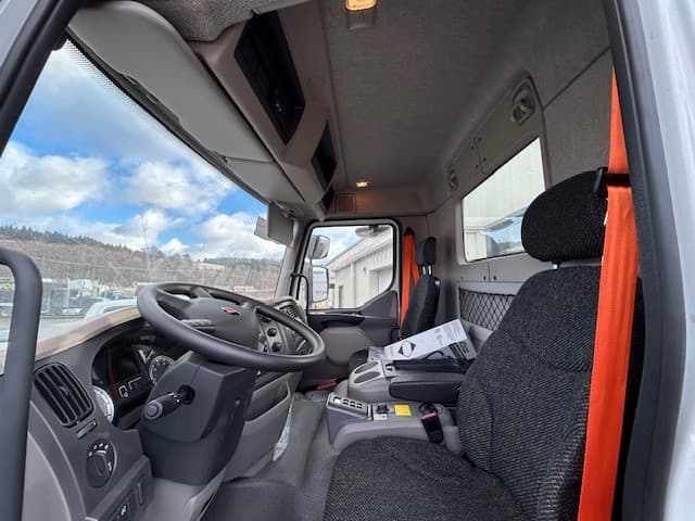 2025 Peterbilt 220EV — photo 7