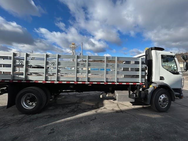 2025 Peterbilt 220EV — photo 10