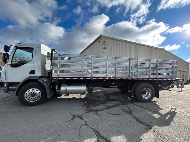 2025 Peterbilt 220EV — photo 16