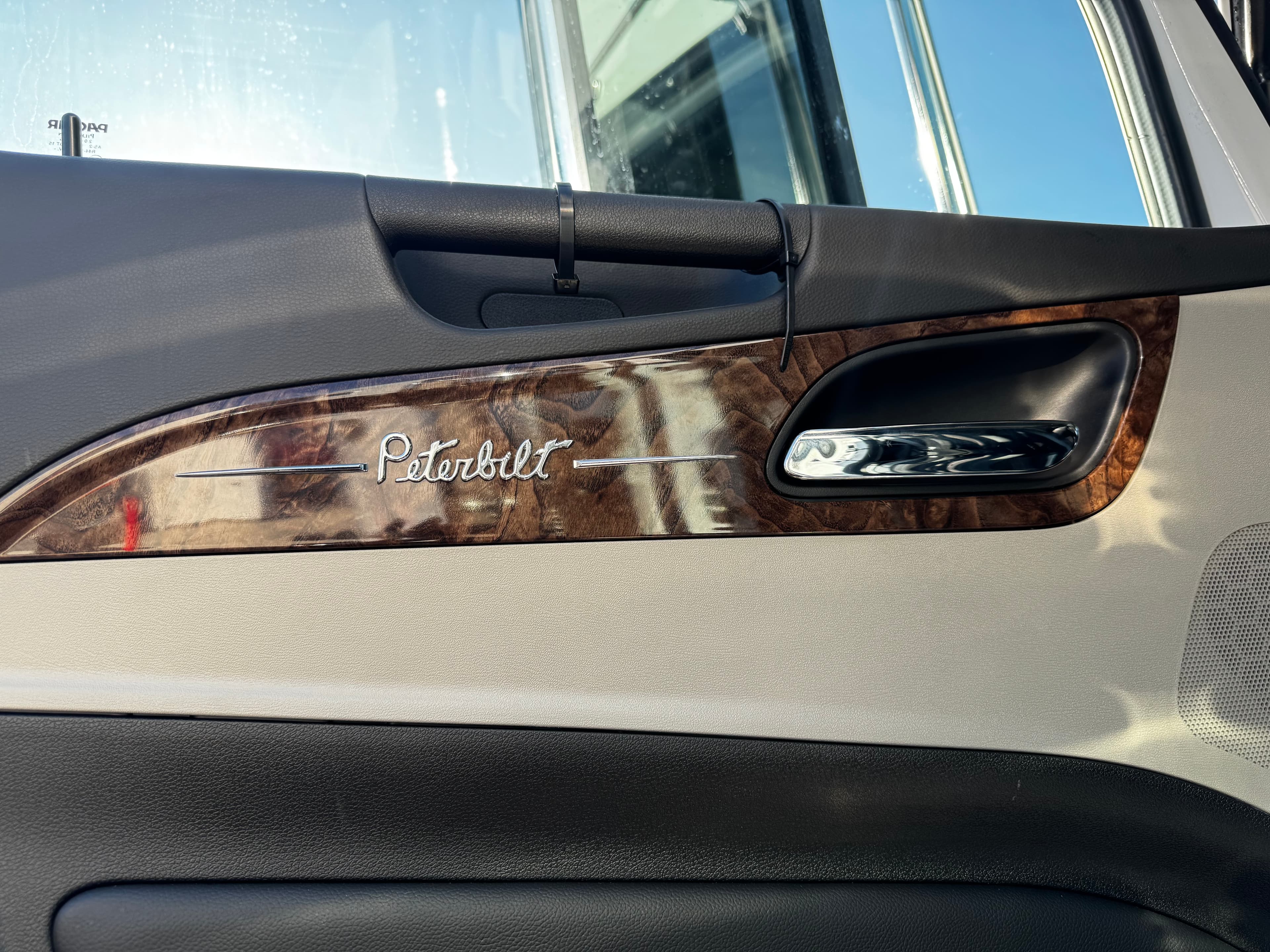 2025 Peterbilt 589 — photo 9