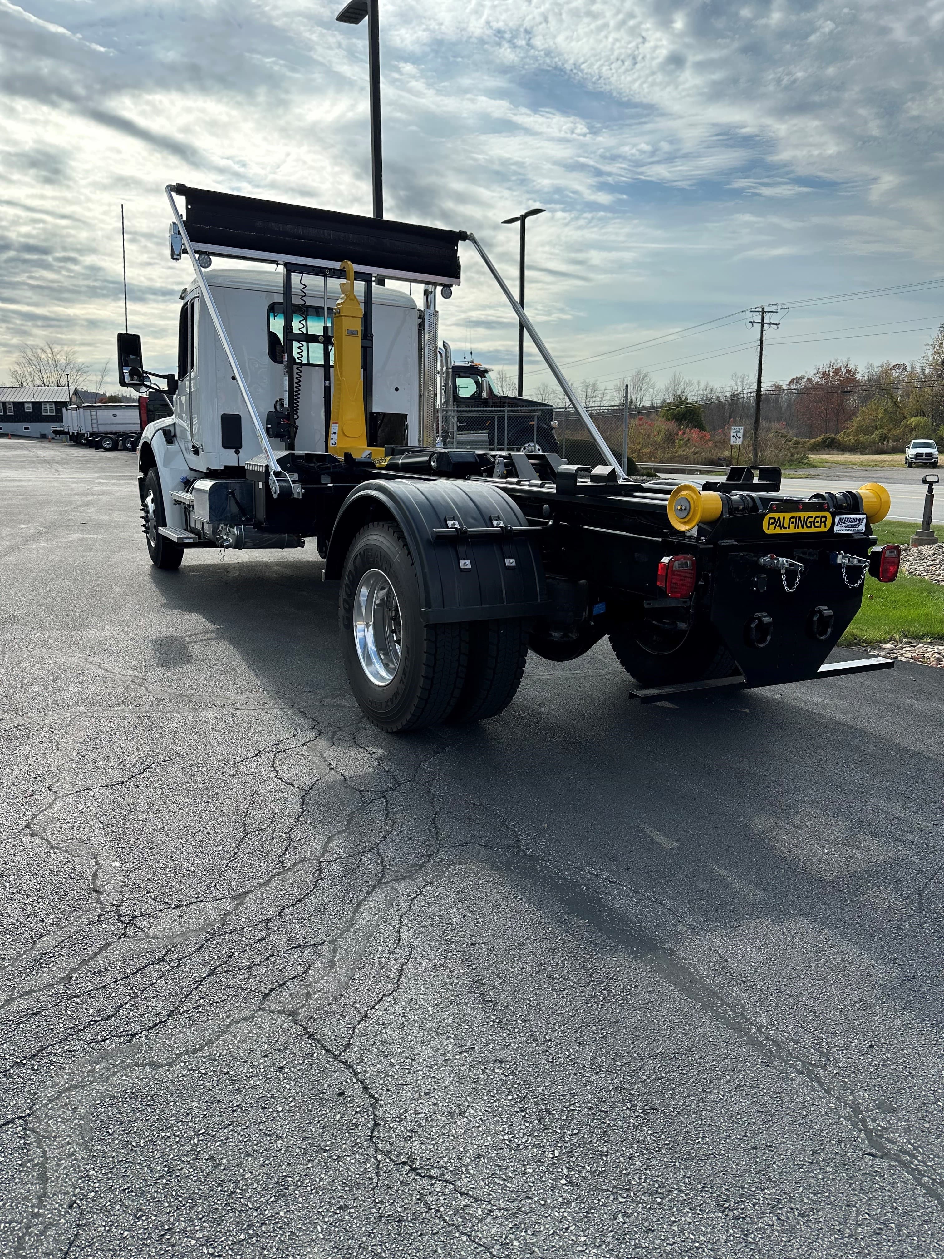 2025 Peterbilt — photo 3
