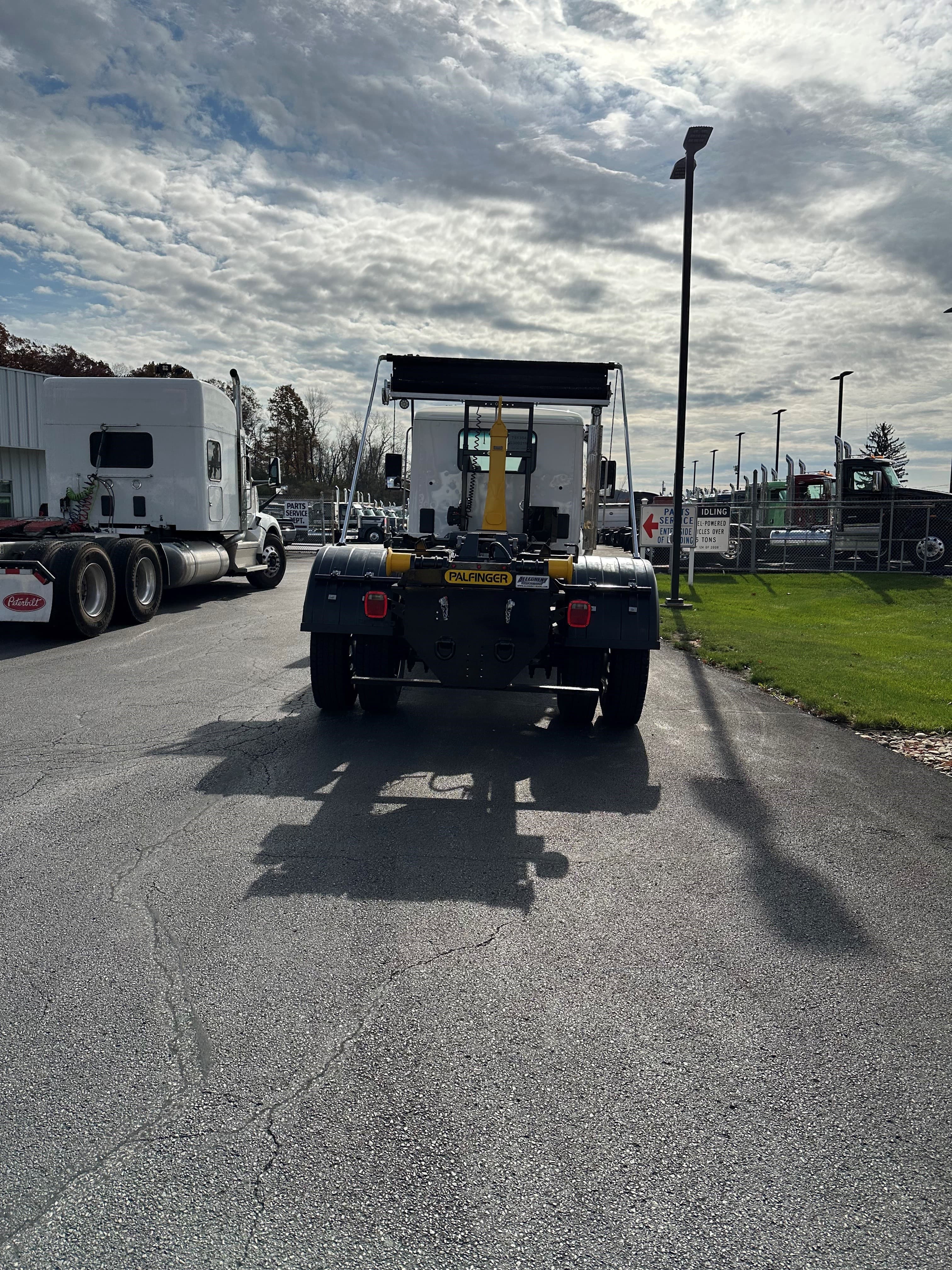 2025 Peterbilt — photo 4