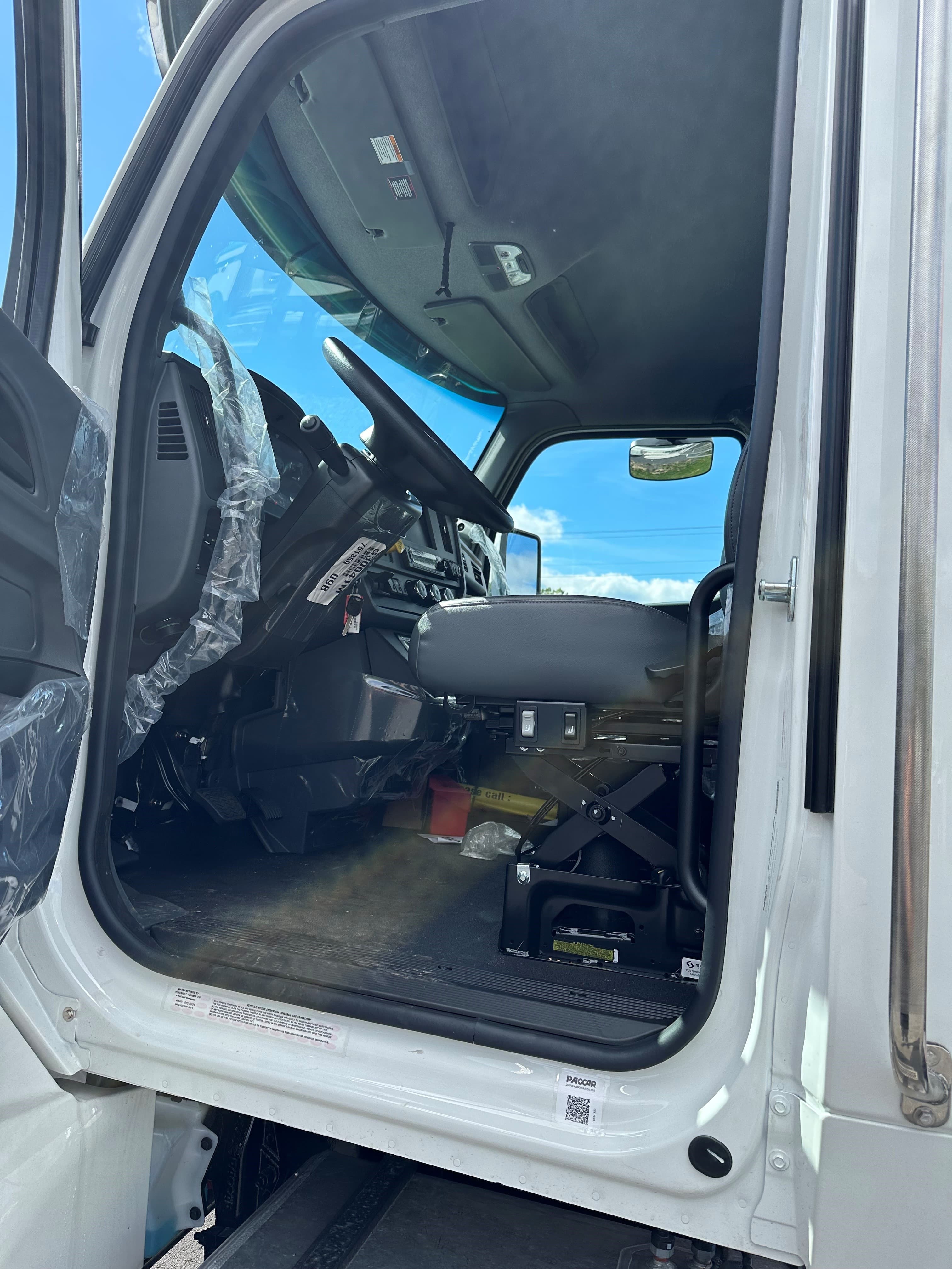 2025 Peterbilt 548 — photo 4