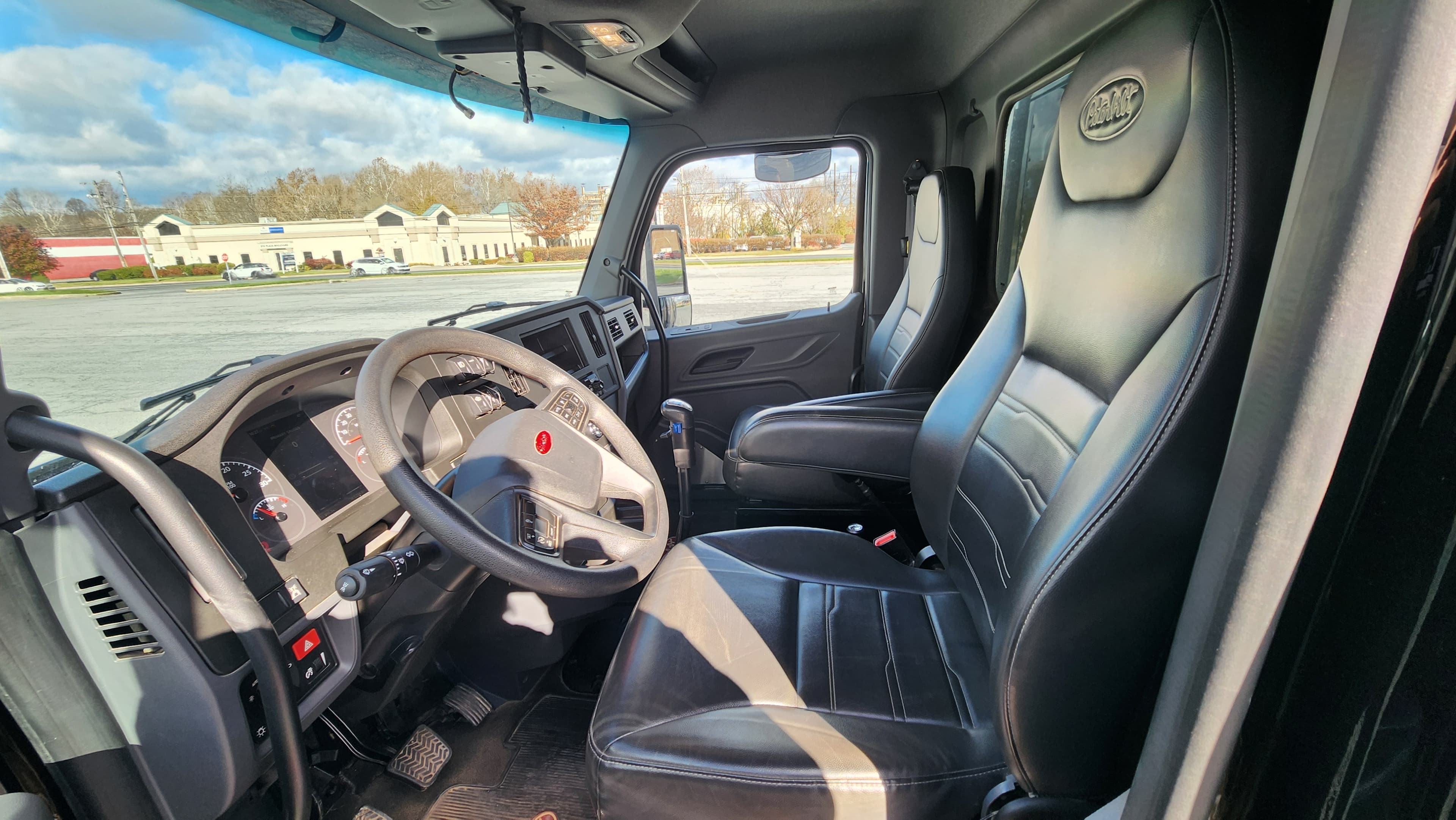 2025 Peterbilt — photo 21