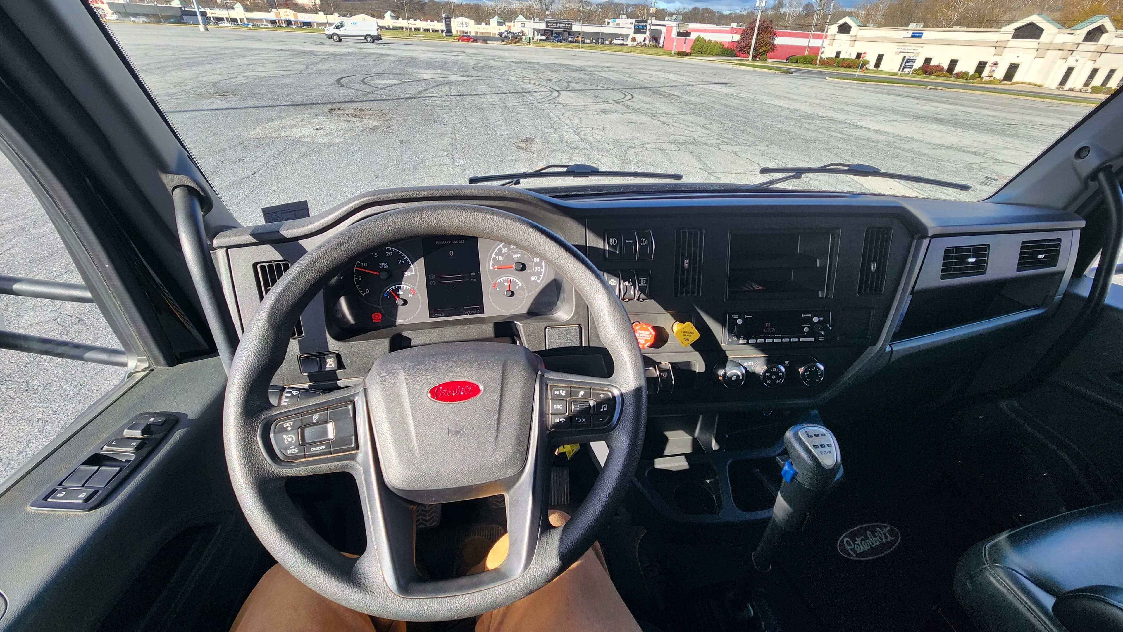 2025 Peterbilt — photo 23