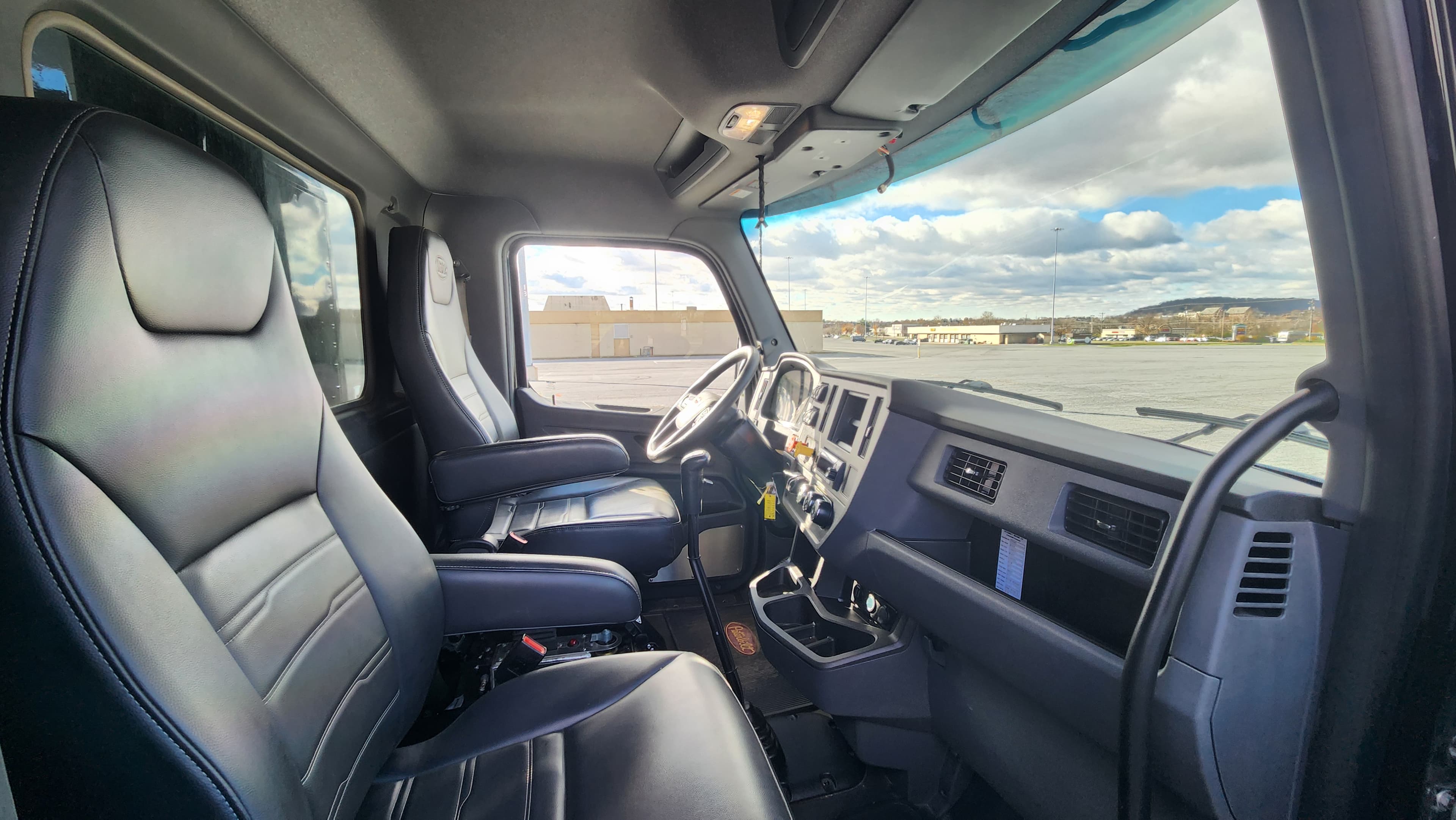 2025 Peterbilt — photo 28