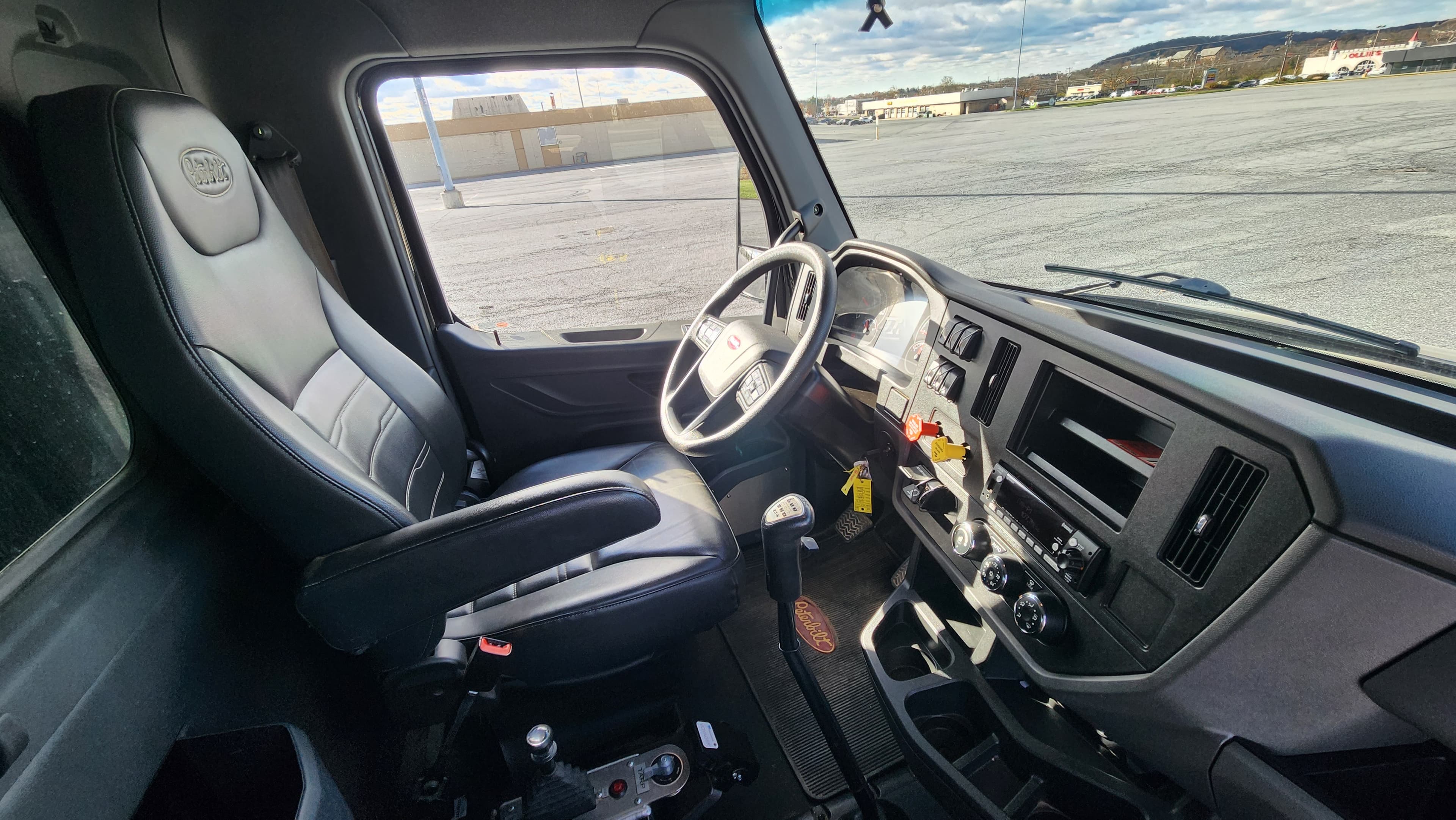 2025 Peterbilt — photo 29