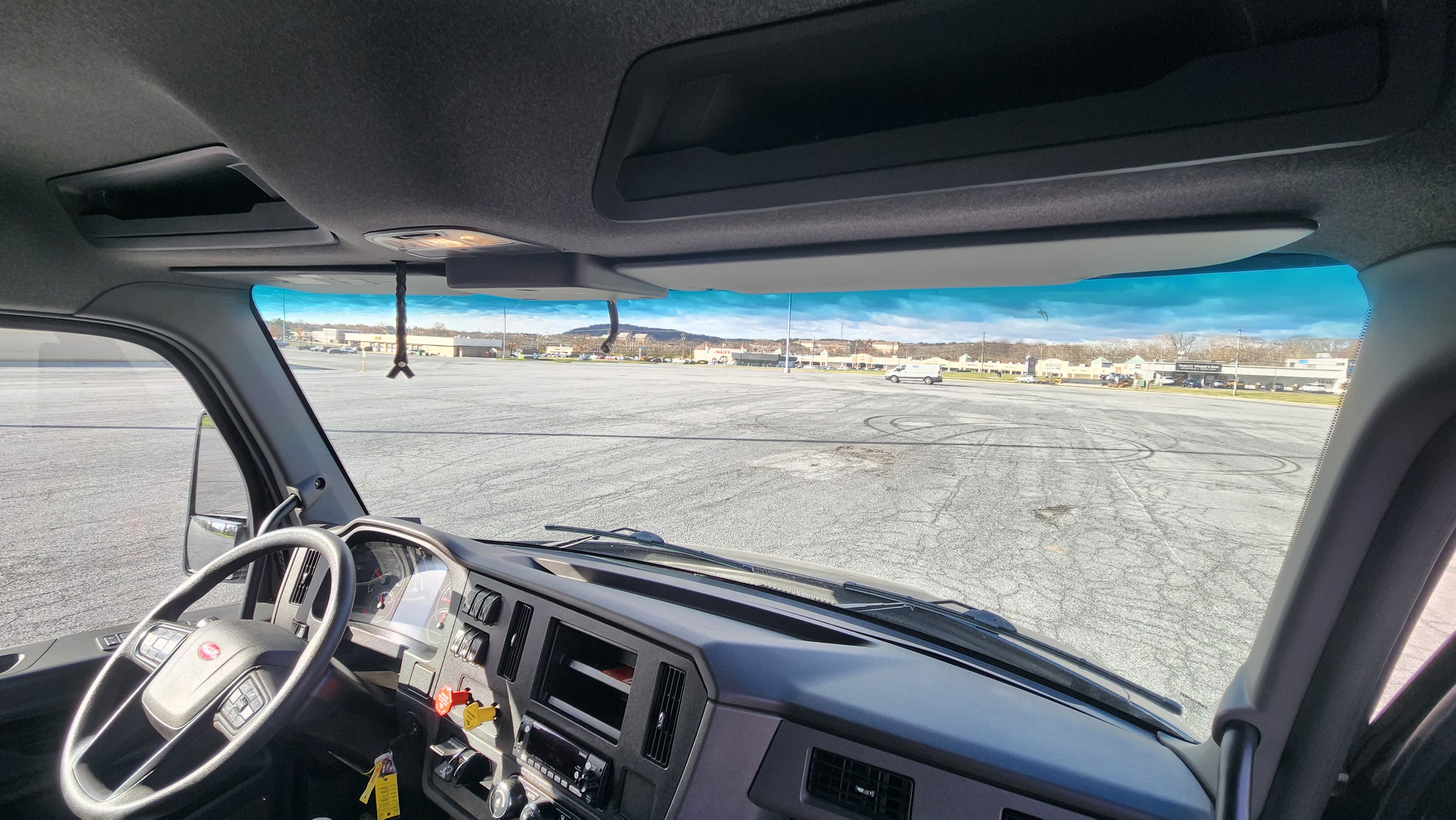 2025 Peterbilt — photo 30