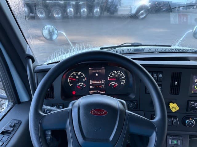 2025 Peterbilt — photo 4