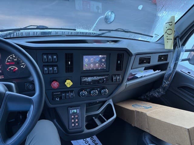 2025 Peterbilt — photo 5