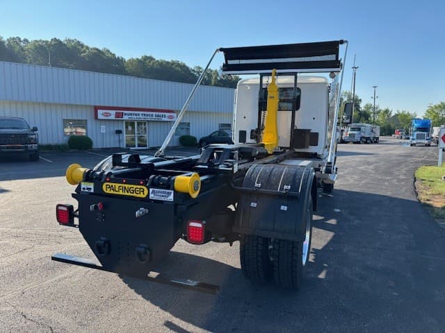 2025 Peterbilt — photo 8