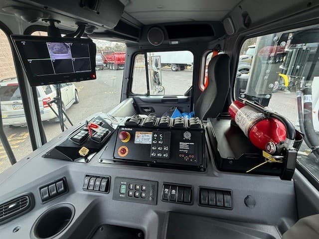 2025 Peterbilt 520 — photo 10