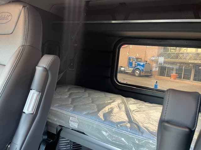 2025 Peterbilt 589 — photo 6