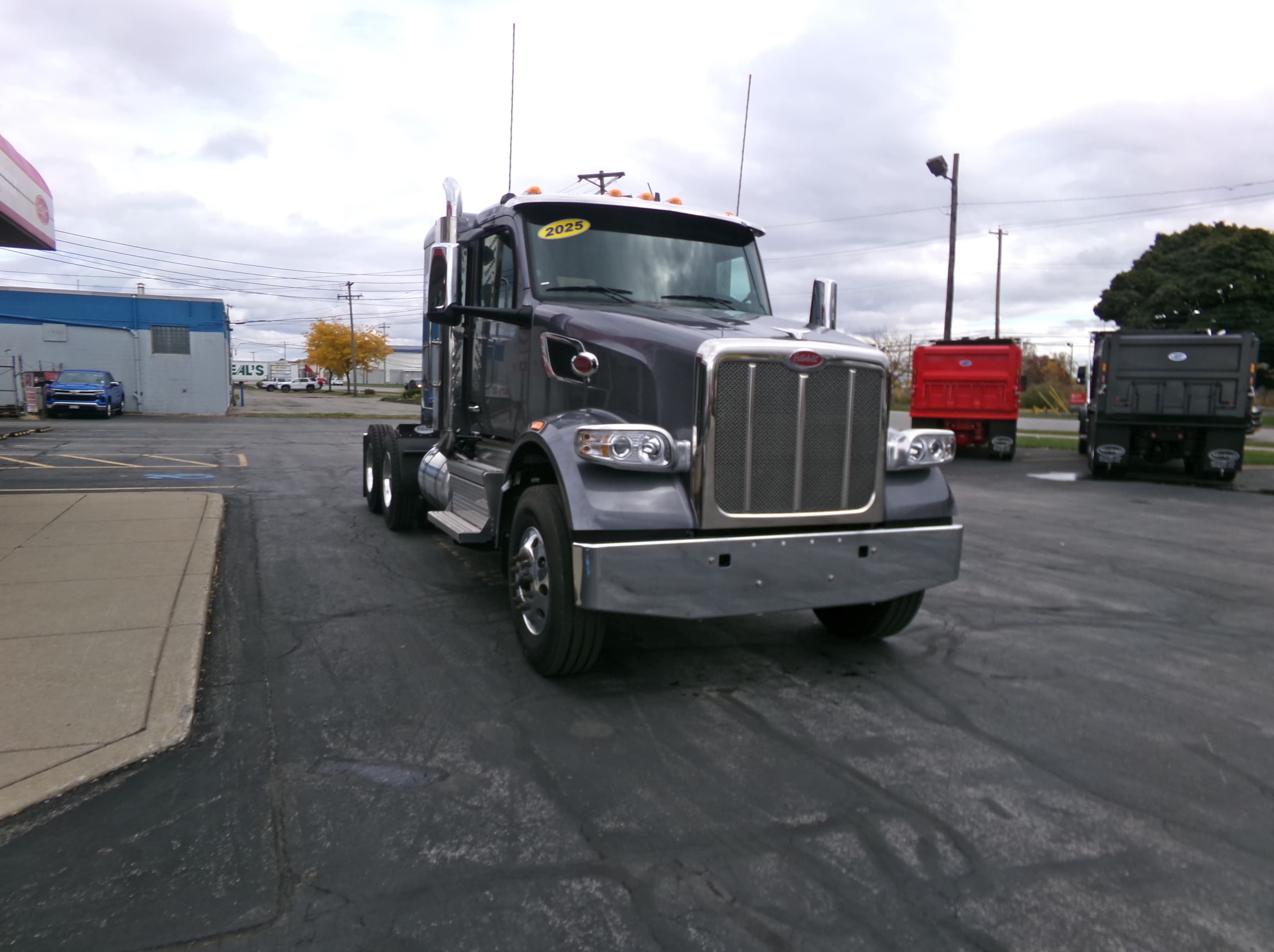 2025 Peterbilt 567 — photo 2