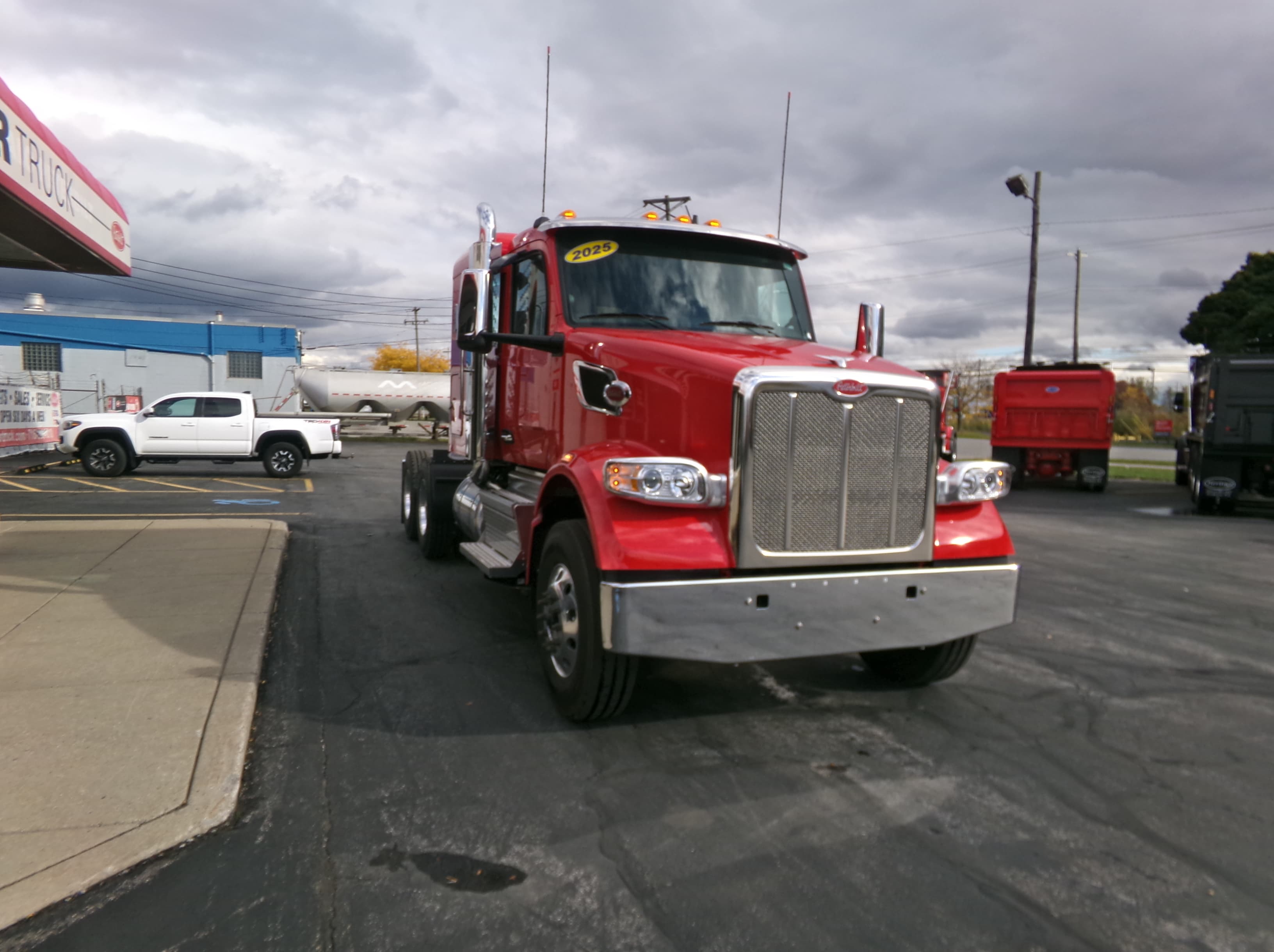 2025 Peterbilt 567 — photo 2