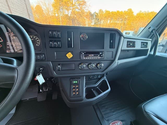 2025 Peterbilt — photo 9