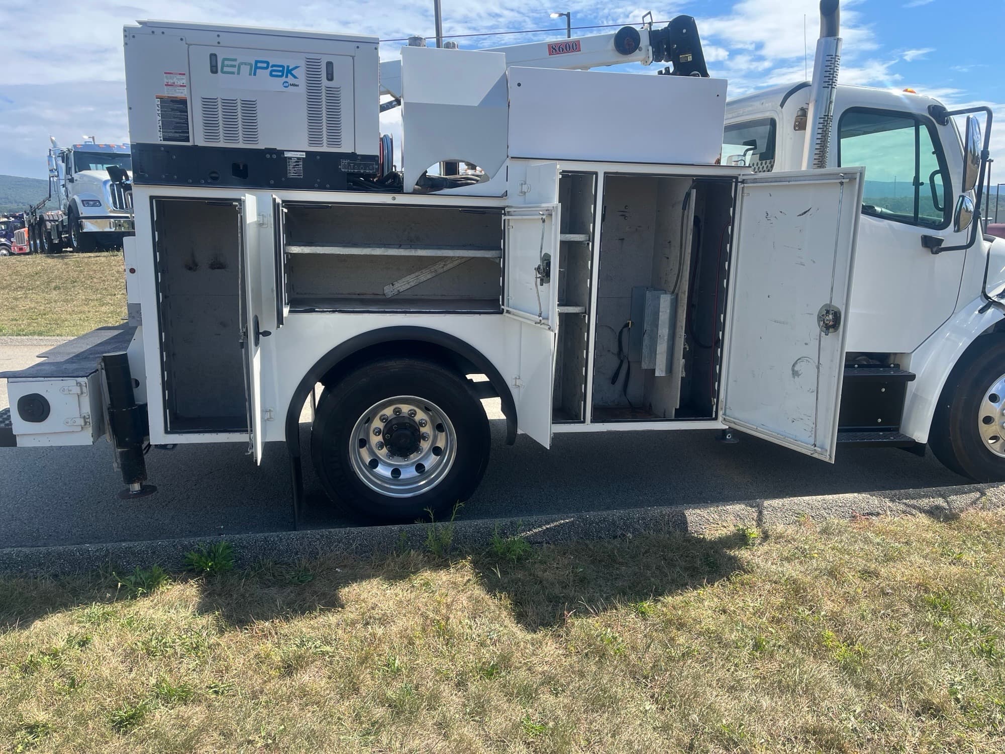 2016 Freightliner M2 106 — photo 6