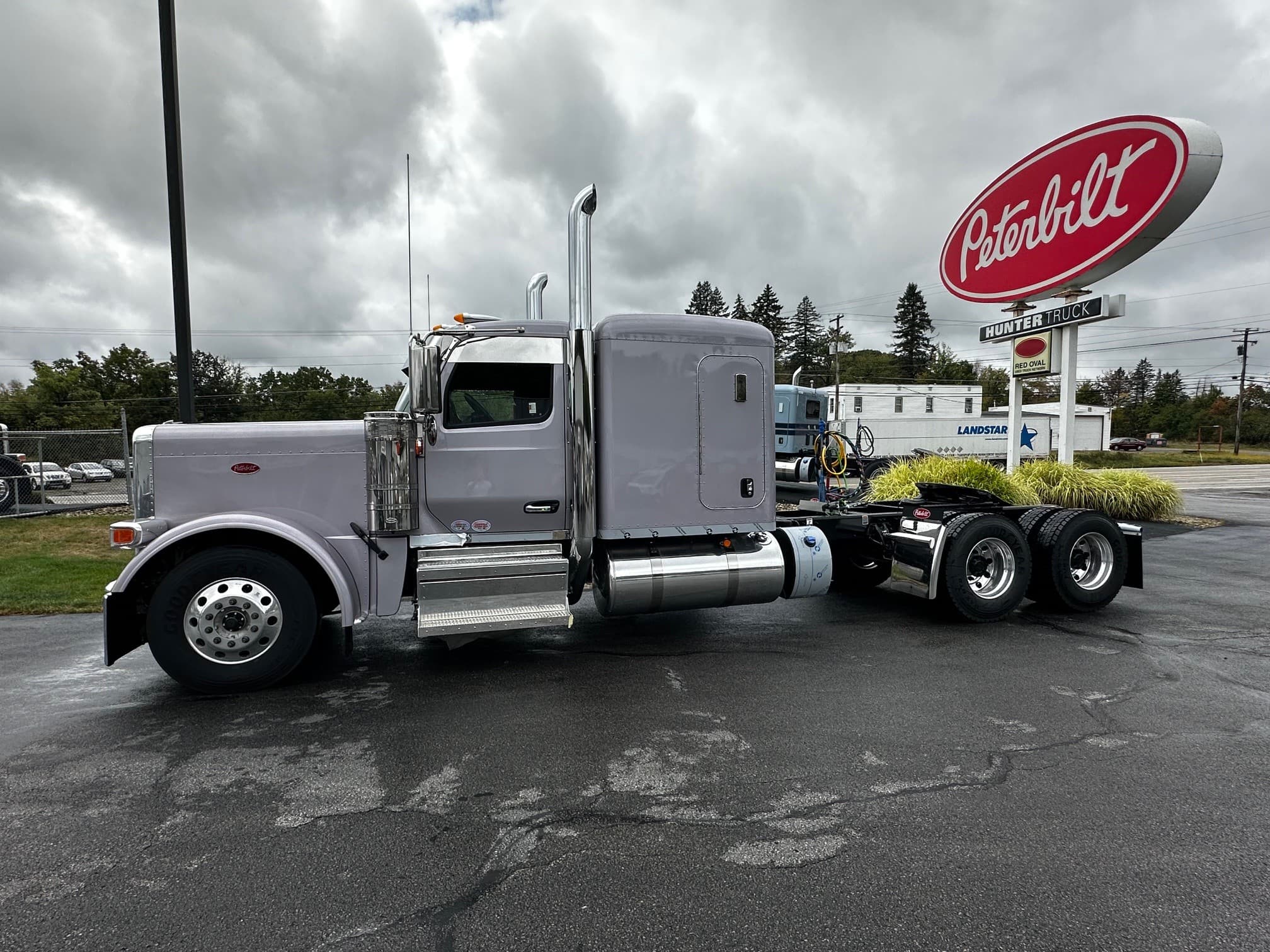 2026 Peterbilt 589 — photo 2