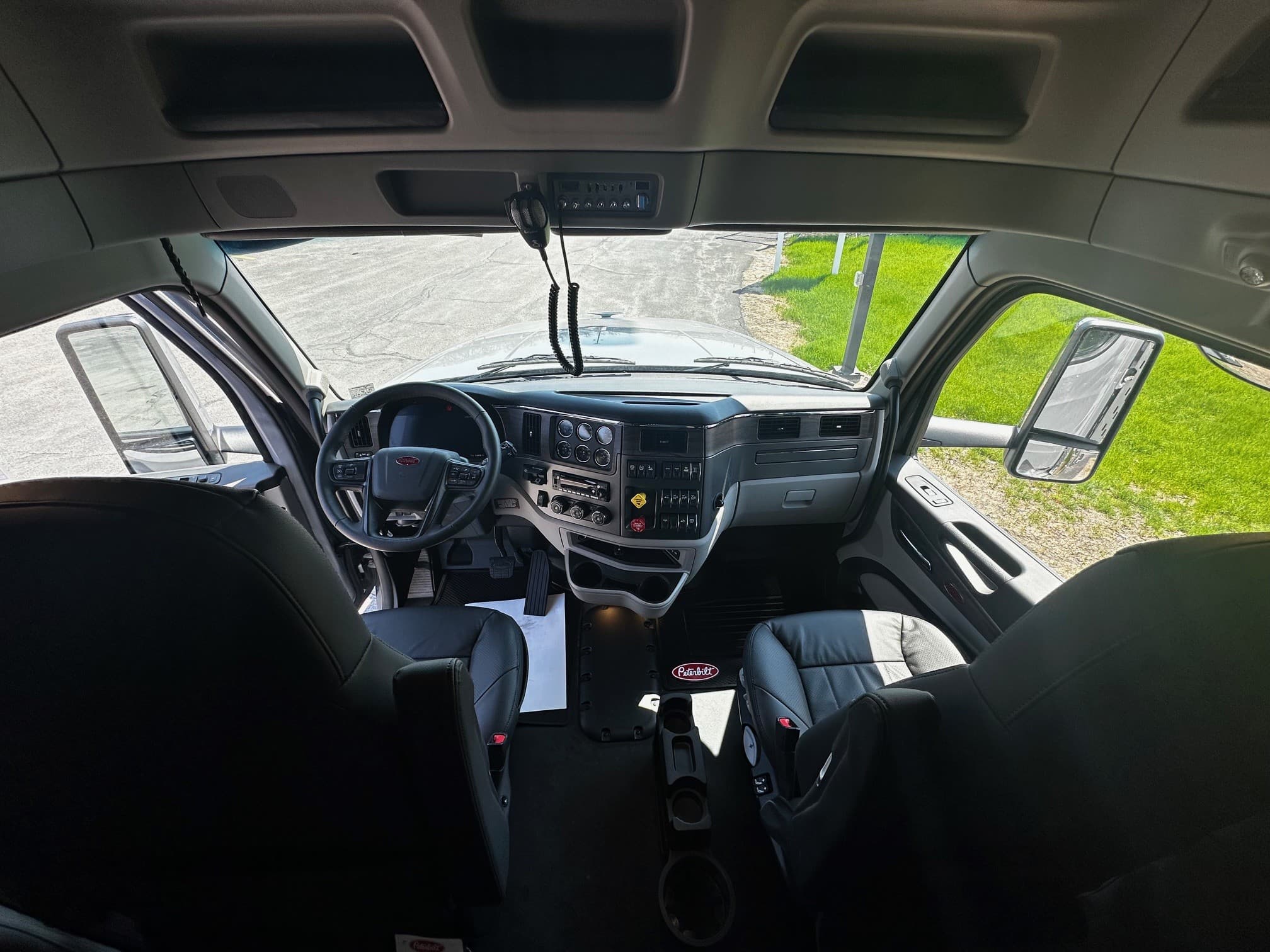 2027 Peterbilt 567 — photo 2