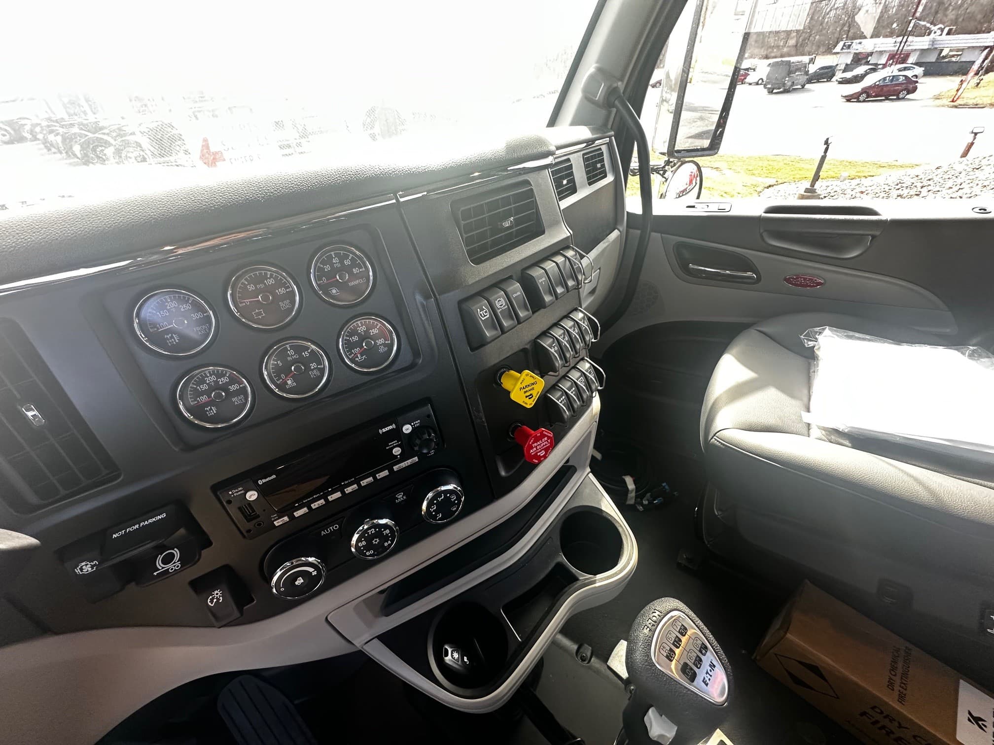 2027 Peterbilt 589 — photo 2