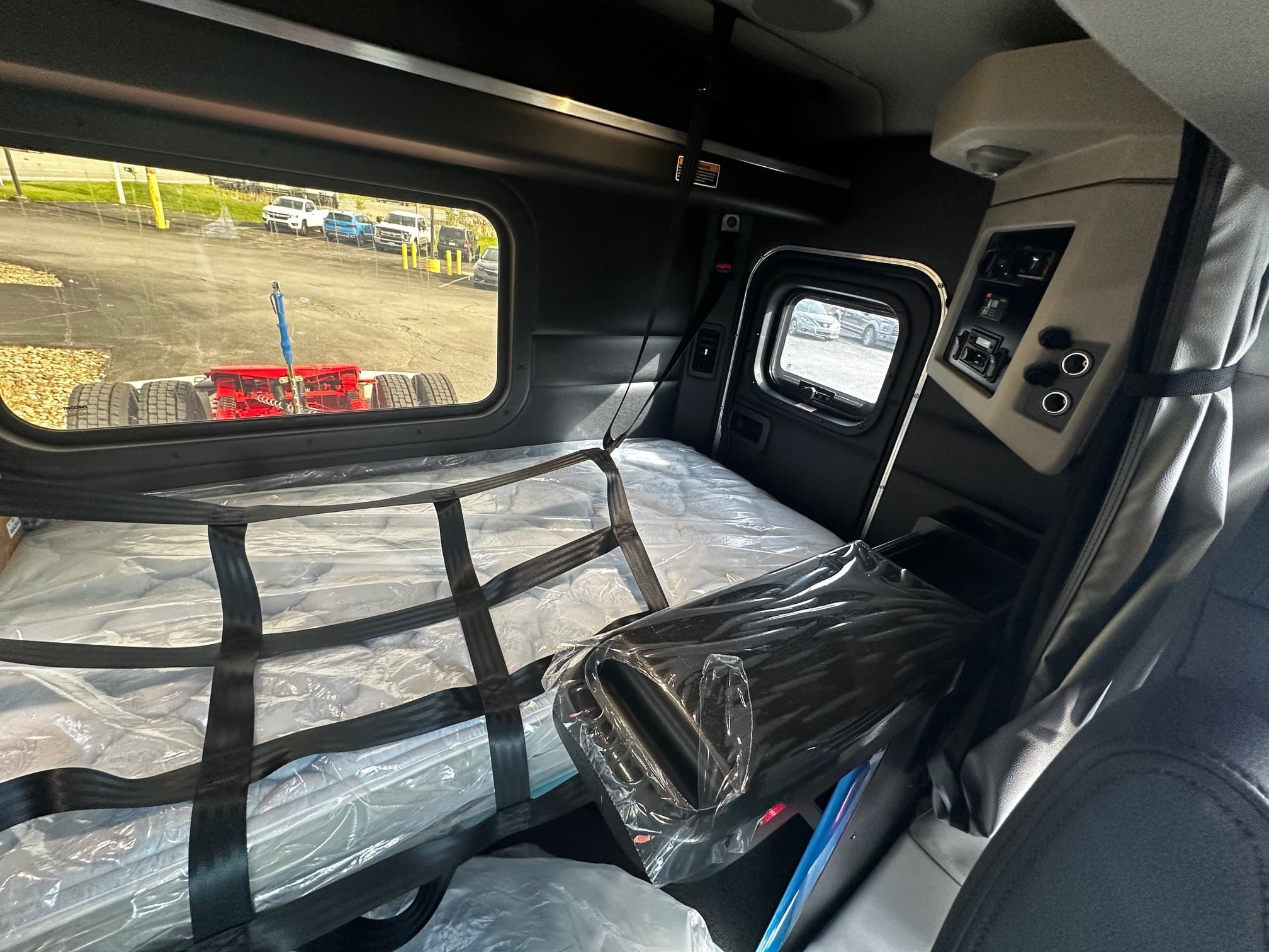 2027 Peterbilt 589 — photo 4