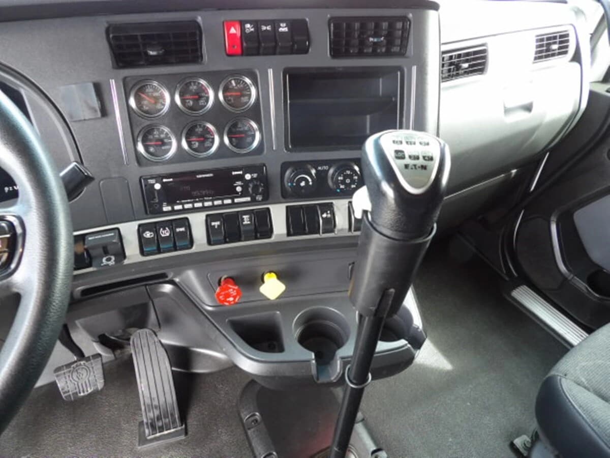 2022 Kenworth T680 — photo 21