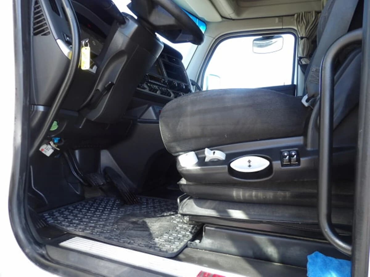 2023 Kenworth T680 — photo 11