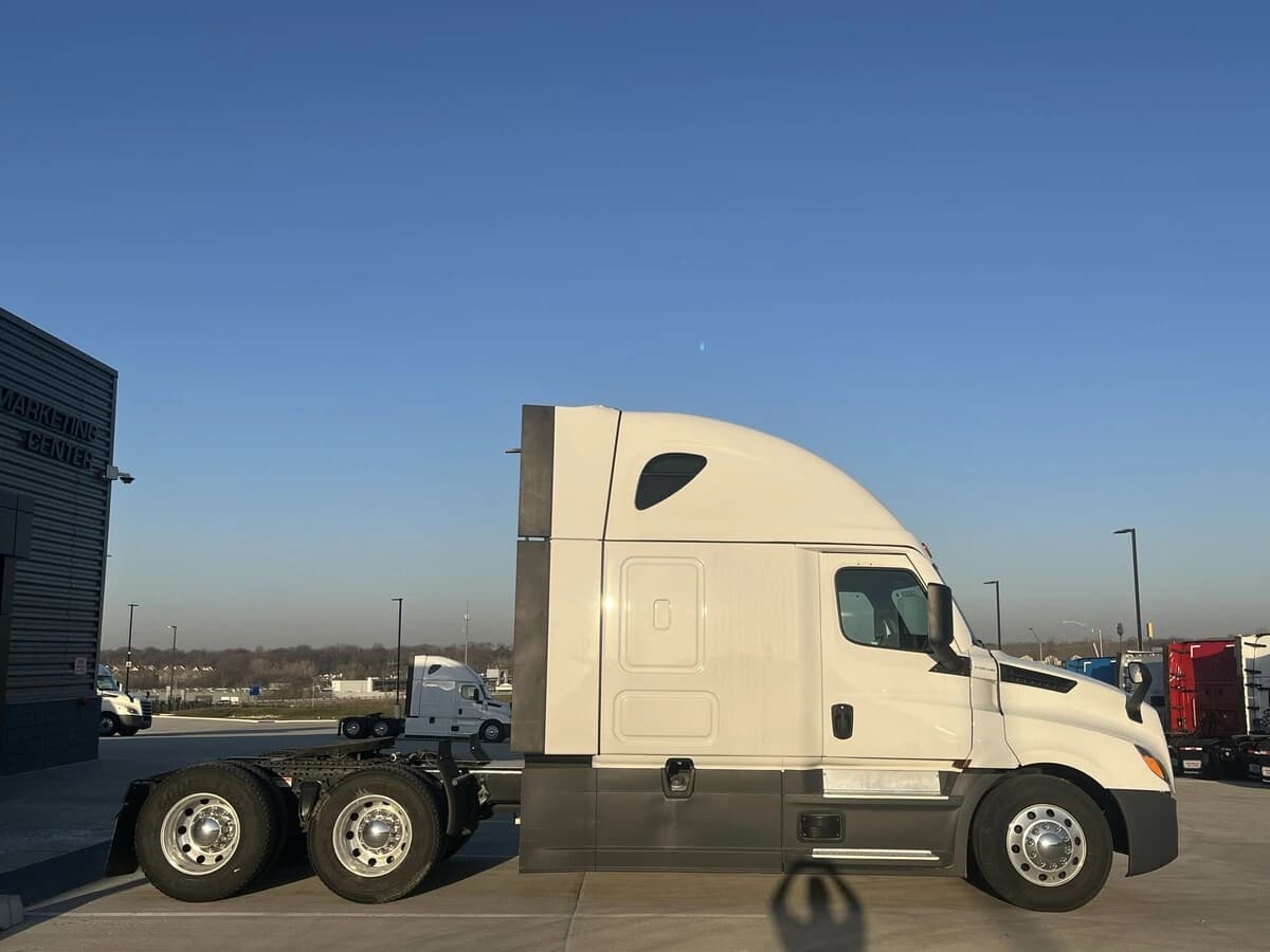 2024 Freightliner Cascadia — photo 19